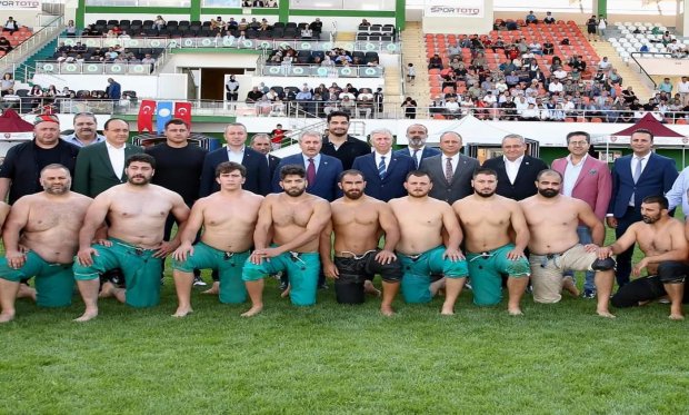 GENEL BAŞKANIMIZ SİVAS'TA MUHSİN YAZICIOĞLU KARAKUCAK GÜREŞLERİNDE SPORCULARA BAŞARILAR DİLEDİ